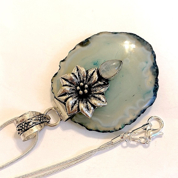 2 inch, 925 marked, Solar Agate, Rainbow moonstone on a 24 inch silver chain. - Picture 5 of 5
